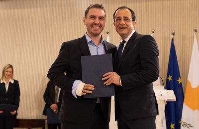 Χατζηγιάννης: Για πρώτη φορά στη σκηνή μετά την υπουργοποίησή του