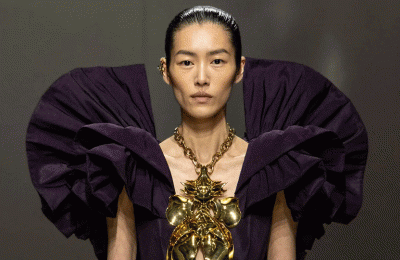  Fall 2023 Alexander McQueen: Δραματικές σιλουέτες και goth στοιχεία