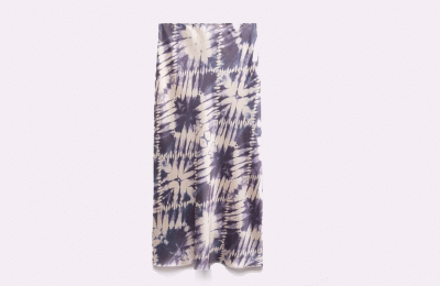 Σατέν tie-dye φούστα €45.99 από Μango