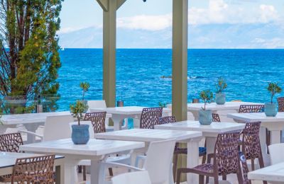 Στις διακοπές κλείνουμε τραπέζι μέσω WizBookOnline