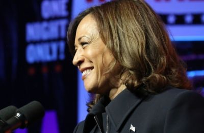 Kamala: Φορούσε σκουλαρίκια bluetooth στο debate;