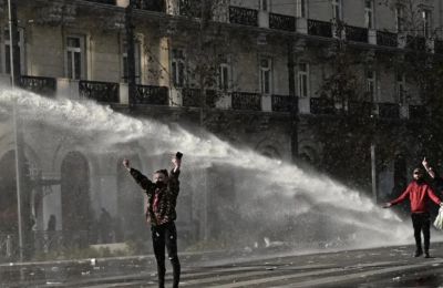 Είναι Ελληνίδα ή όχι τελικά η διαδηλώτρια στην viral φωτογραφία  