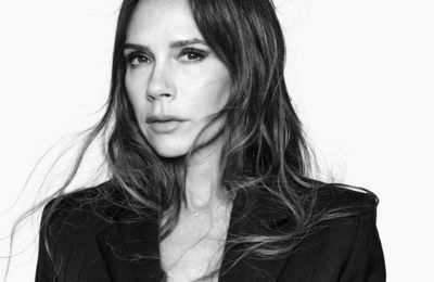 Η Victoria Beckham επαναφέρει το απόλυτο hair trend των 2010s